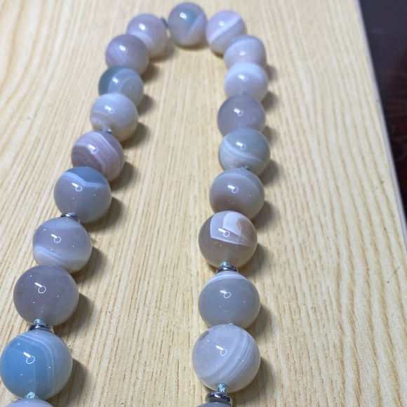 Elegant Beaded Necklace in Gray and Cream - Picture 6 of 7